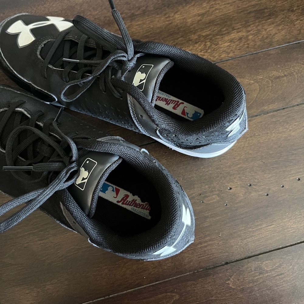 Under Armour Youth Cleats – 5.5 Youth - Picture 6 of 8